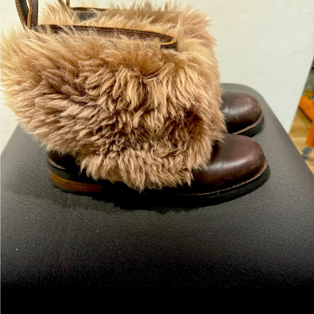 UGG Australia Otelia Winter Leather Fur.  Size 5.